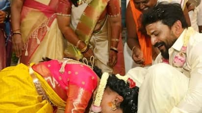 ఇంత అమాయకుడిని సుకుమార్ విలన్ ని ఎలా చేశాడో.. భార్య తన పాదాలు నమస్కరించేందుకు ప్రయత్నిస్తే