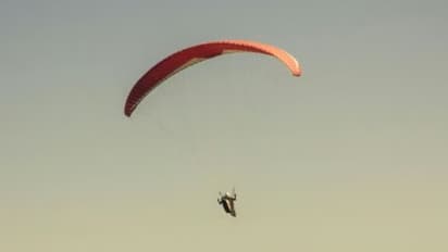 പരീക്ഷക്ക് വെറും 20 മിനിറ്റ്, റോഡിൽ ട്രാഫിക് ജാം, ഒടുവിൽ സമർഥിന്റെ ധീരത; സാഹസികമായി പറന്നെത്തി വിദ്യാർഥി