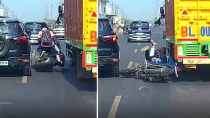 ഞെട്ടിക്കുന്ന ദൃശ്യങ്ങൾ; അമിതവേഗത, ഹെൽമെറ്റില്ല, ബൈക്കിൽ മൂന്നുപേർ, ജീവൻ രക്ഷപ്പെട്ടത് തലനാരിഴയ്ക്ക്