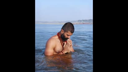 Kumbh 2025 : காவி உடை, ருத்ராட்ச மாலை அணிந்து மகா கும்பமேளாவில் புனித நீராடிய விஜய் தேவரகொண்டா!