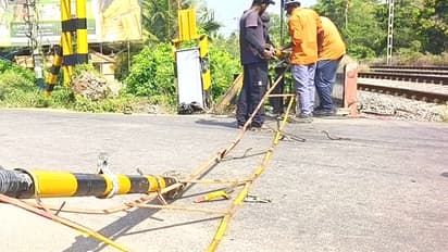 രാവിലെ ട്രെയിൻ വരുന്ന സമയം തകഴി റെയിൽവേ ഗേറ്റടച്ചു; അതിവേഗമെത്തി ഓട്ടോറിക്ഷ ഇടിച്ചുകയറി ക്രോസ് ബാര്‍ തകര്‍ന്നു