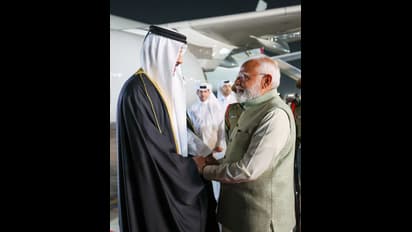प्रोटोकॉल तोड़ Qatar अमीर का स्वागत करने पहुंचे PM मोदी, देखें स्पेशल जेस्चर के Top 7 photos