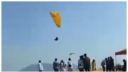 പരീക്ഷയ്ക്കെത്താൻ ട്രാഫിക് തടസം, പാരാഗ്ലൈഡിംഗ് നടത്തി സമയത്തെത്തിയ വിദ്യാർത്ഥിയ്ക്ക് അഭിനന്ദനം; വീഡിയോ