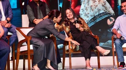 பிரபல நடிகையின் காலில் விழுந்து வணங்கிய ஜோதிகா; வைரலாகும் போட்டோ அண்ட் வீடியோ!