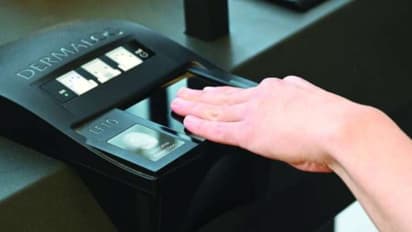 പേരും വിവരങ്ങളും മാറ്റി, വിരലടയാളം ചതിച്ചു; നാടുകടത്തപ്പെട്ട പ്രവാസികൾ വ്യാജ പാസ്പോർട്ടിലെത്തി, പക്ഷേ കുടുങ്ങി