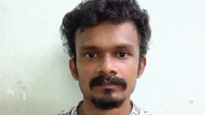 വീടിന് മുന്നിൽ നിര്ത്തിയിട്ട കാറിന് പിൻ ഗ്ലാസ് തകര്ത്തു; നാട്ടുകാരുടെ മുന്നിൽ പെട്ടു, മോഷണം പിടിച്ചു