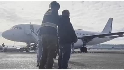 അനധികൃത കുടിയേറ്റക്കാരെ ചങ്ങലയിൽ ബന്ധിക്കുന്ന ദൃശ്യങ്ങൾ പങ്കുവെച്ച് വൈറ്റ് ഹൌസ്, കയ്യിലും കാലിലും ചങ്ങലകൾ