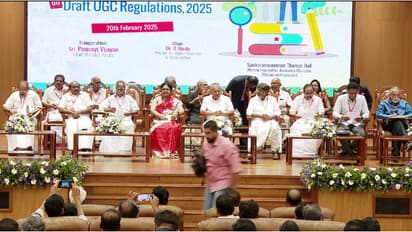 ഗവർണർമാർക്കെതിരെ മുഖ്യമന്ത്രി; 'രാഷ്ട്രീയ യജമാനന്മാർക്കുവേണ്ടി ഗവർണർമാര്‍ രാഷ്ട്രീയം കളിക്കുന്നു'