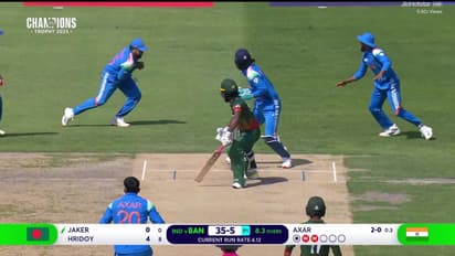 അക്സറിന്റെ ഹാട്രിക്ക് അവസരം കളഞ്ഞുകുളിച്ച് രോഹിത് ശർമ, സ്ലിപ്പില് കൈവിട്ടത് അനായാസ ക്യാച്ച്