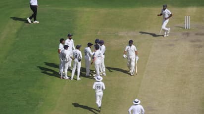 രഞ്ജി ട്രോഫിയിൽ ആന്റി ക്ലൈമാക്സ്; ഗുജാറാത്തിന് 9 വിക്കറ്റ് നഷ്ടം, ഒന്നാം ഇന്നിംഗ്സ് ലീഡിനായി പൊരിഞ്ഞ പോരാട്ടം