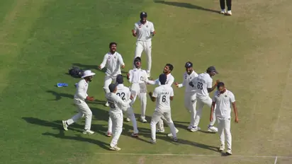 രഞ്ജി ട്രോഫി: ചങ്കിടിപ്പേറ്റി ഗുജറാത്ത് വീണു; 2 റണ്സിന്റെ നിര്ണായക ലീഡുമായി ഫൈനലുറപ്പിച്ച് കേരളം