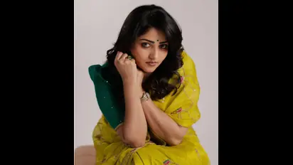 ಸೀರೆ ಹಾಕ್ತೀರಾ ಓಕೆ ಆದ್ರೆ ಪದೇ ಪದೇ ಖಾಲಿ ಕತ್ತು ಯಾಕೆ?; ರಚಿತಾ ರಾಮ್‌ ಫೋಟೋ ನೆಟ್ಟಿಗರು ಬೇಸರ