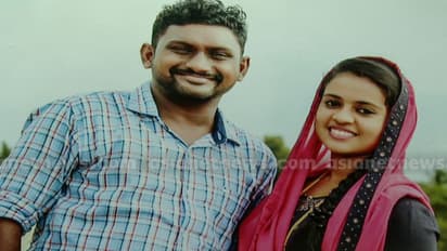 പുന്നപ്രയിൽ യുവാവിൻ്റെ മരണം: ഭാര്യയെ പ്രതിയാക്കി കേസെടുക്കാൻ കോടതി ഉത്തരവ്; നടപടി പിതാവിൻ്റെ ഹർജിയിൽ