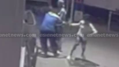 50രൂപയുടെ പെട്രോളടിച്ചു, നൽകിയത് 500 രൂപ, ഒപ്പം തല്ലും; 2 പേർ അറസ്റ്റിലായത് 79കാരനായ ജീവനക്കാരനെ മർദ്ദിച്ചതിന്