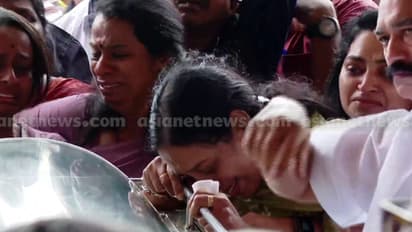 പ്രിയസഖാവിന് വിട: സിപിഎം കോട്ടയം ജില്ലാ സെക്രട്ടറിയുടെ മൃതദേഹം കൊച്ചിയിലെത്തിച്ചു, കോട്ടയത്തേക്ക് കൊണ്ടുപോയി