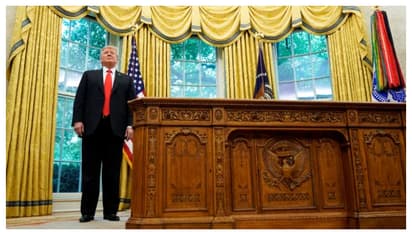 145 വർഷം പഴയ മേശ മാറ്റി ട്രംപ്, ഇലോണ് മസ്കിന്റെ മകന് മേശയിൽ മൂക്ക് തുടച്ചതിന് പിന്നാലെയെന്ന് റിപ്പോര്ട്ട്