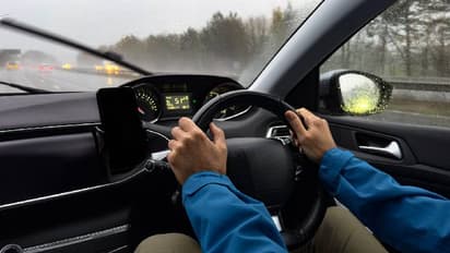 കാർ ചെന്ന് ഇലക്ട്രിക് സൈക്കിളിൽ ഇടിച്ചു, പിന്നെ സംഭവിച്ചതെല്ലാം അപ്രതീക്ഷിതം, പ്രേമകഥ ഏറ്റെടുത്ത് സോഷ്യൽ മീഡിയ