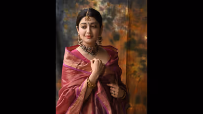 இரண்டு பிள்ளைக்கு தாயான பின்னரும் குறையாத அழகு; பிரணீதாவை நீதா அம்பானியுடன் ஒப்பிட்ட நெட்டிசன்கள்!