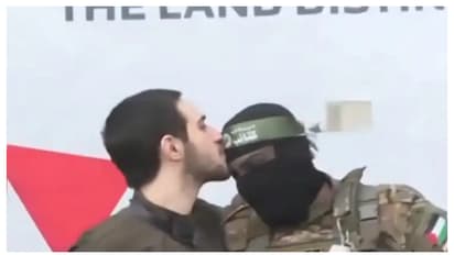 ഹമാസ് അംഗങ്ങളുടെ നെറ്റിയിൽ ചുംബിച്ച് മോചിതനായ ഇസ്രായേൽ ബന്ദി, വീഡിയോ വൈറൽ