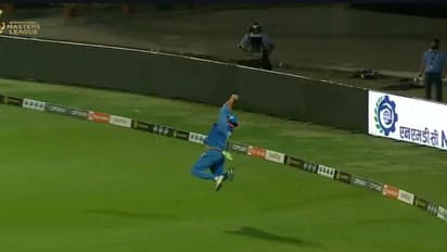 இவருக்கு 43 வயசுனு யார் சொன்னது! பாய்ந்து கேட்ச் பிடித்த யுவராஜ் சிங்! ரசிகர்கள் பிரம்மிப்பு!