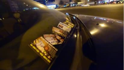 വഴിയിൽ ഇത്തരം കാർഡുകൾ കണ്ടാൽ പിറകേ പോകരുത്, മുന്നറിയിപ്പുമായി ദുബൈ പൊലീസ് 