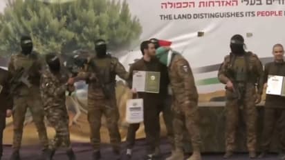 Israeli hostage kisses forehead of Hamas militants during exchange ceremony (WATCH)