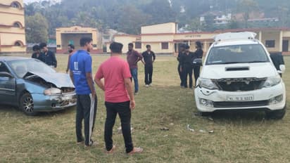 സെന്റ് ഓഫിന് കാറുകളുമായി സ്കൂൾ ഗ്രൗണ്ടിൽ വിദ്യാർത്ഥികളുടെ അഭ്യാസപ്രകടനം, വാഹനം പിടിച്ചെടുത്ത് പൊലീസ്