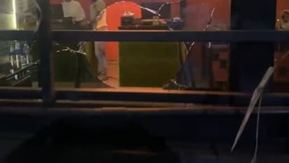 100 രൂപയ്ക്ക് മന്തി ആവശ്യപ്പെട്ടെത്തി, പിന്നാലെ ഹോട്ടലിന് നേരെ കല്ലേറ്; യുവതിക്കും കുഞ്ഞിനും പരിക്ക്