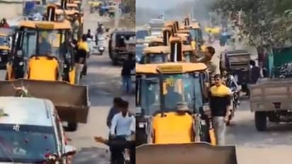 വരന്റെ വീട്ടിലേക്ക് പോകാനൊരുങ്ങി വധു, ഒന്നും രണ്ടുമല്ല ബുൾഡോസറുകൾ അനേകം മുറ്റത്ത്, വൈറലായി വീഡിയോ
