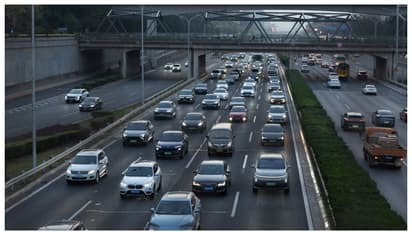 'പറഞ്ഞ് പഠിപ്പിക്കാന് കഴിയുന്നില്ല'; ഓടുന്ന കാറില് നിന്നും ചാടാൻ ശ്രമിച്ച മകനെ വടി കൊണ്ട് അടിച്ച് അമ്മ