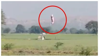 ഝാൻസിയിൽ അന്യഗ്രഹജീവിയെ കണ്ടെത്തി? ആകാശത്തേക്ക് എന്തോ വസ്തു കയറിപ്പോകുന്നതായി കണ്ടെന്ന് കര്ഷകന്, വീഡിയോ