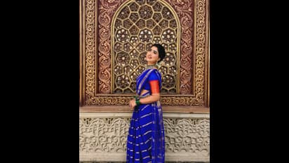 ನೀಲಿ ಸೀರೆಗೆ ವಜ್ರದ ಡಾಬು ಮತ್ತು ಸರ ಧರಿಸಿದ 'ಪುಟ್ಟ ಗೌರಿ' ಸಾನ್ಯಾ ಅಯ್ಯರ್