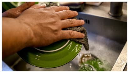 പാത്രങ്ങളിലെ എണ്ണമയം എളുപ്പത്തിൽ നീക്കം ചെയ്യാം; ഇങ്ങനെ ചെയ്താൽ മതി 