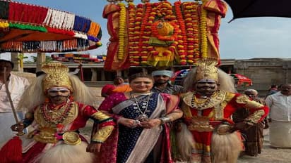 ‌ಖಡಕ್‌ ಲುಕ್‌, ಏನ್‌ ಗಾಂಭೀರ್ಯ, ವಾವ್ ಭೀಮಾಂಬಿಕೆಯಾದ ʼಅಮೃತಧಾರೆʼ ಧಾರಾವಾಹಿ ನಟಿ ವನಿತಾ ವಾಸು! 