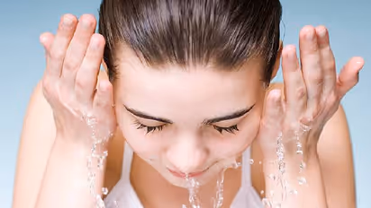 முகத்துக்கு சோப்பு யூஸ் பண்றீங்களா? சோப்புல இருக்க 'இந்த' பொருள் பத்தி தெரியுமா?