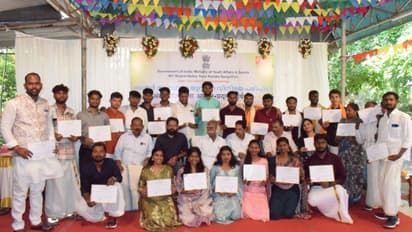 സമാപനം കളറായി; തെലങ്കാന സംസ്ഥാന ഗാനമാലപിച്ച് യുവാക്കൾ, പകരം കേരളീയ ഗാനം പാടി മന്ത്രി കടന്നപ്പള്ളി രാമചന്ദ്രൻ 