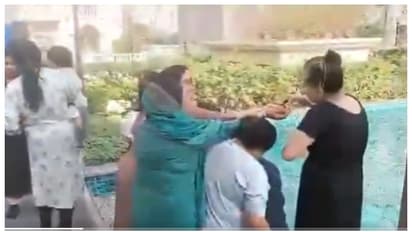 മഹാ കുംഭമേളയിൽ നേരിട്ട് പങ്കെടുക്കാൻ കഴിയാത്തവർക്കായി സ്വിമ്മിംഗ് പൂളിൽ 'പുണ്യസ്നാനം'; വീഡിയോ വൈറൽ