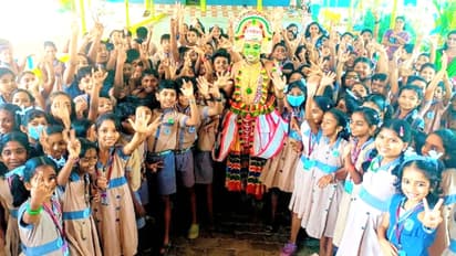 ലഹരിവിരുദ്ധ സന്ദേശം പകര്‍ന്ന് നല്‍കി സ്കൂളിൽ എക്സൈസ് ഉദ്യോഗസ്ഥന്റെ ഓട്ടൻതുള്ളൽ