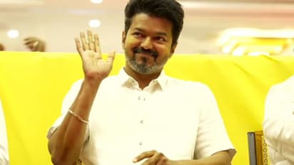 திடீரென நடு ரோட்டில் காரில் இருந்து இறங்கிய விஜய்.! அதிர்ச்சியில் ஷாக் ஆகி நின்ற பொதுமக்கள்