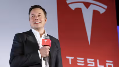 டெஸ்லா பங்கு சரிவு: சந்தை மதிப்பு தொடர் சரிவால் கவலையில் எலான் மஸ்க்!