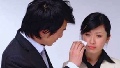 കരഞ്ഞാൽ കണ്ണീരൊപ്പാൻ 'സുന്ദരന്മാർ' ഓടിയെത്തും, ആശ്വസിപ്പിക്കും; ജീവനക്കാർക്കായി 'ഹാൻസം വീപ്പിംഗ് ബോയ്' സർവീസ്