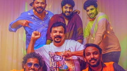 ആപ്പ് കൈസേ ഹോ: ധ്യാൻ്റെ രസകരമായ 'ഒരു രാത്രിക്കഥ' - റിവ്യൂ