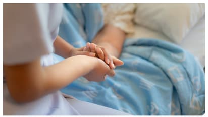 തലച്ചോറിൽ തുടർച്ചയായി 5 ശസ്ത്രക്രിയകൾ; ഭക്ഷണം കഴിക്കുന്നതുവരെ മറന്നു; വർഷങ്ങൾക്ക് ശേഷം പഠിച്ചെടുത്ത് യുവതി