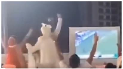 വിവാഹ ചടങ്ങ് നിര്‍ത്തിവച്ച് കോലിയുടെ സെഞ്ച്വറി കണ്ട് വരനും വധുവും; വീഡിയോ വൈറൽ