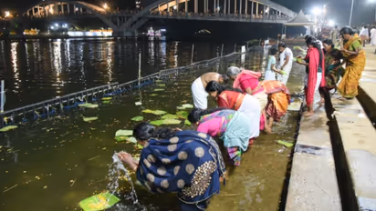 വ്രതാനുഷ്ഠാനങ്ങളോടെ പിതൃബലി അർപ്പിക്കാൻ ലക്ഷങ്ങൾ; ആലുവ മണപ്പുറത്ത് ബലിതർപ്പണ ചടങ്ങുകള് പുരോഗമിക്കുന്നു