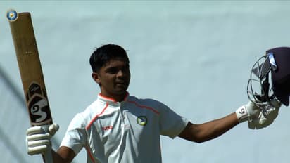 രഞ്ജി ഫൈനല്: മലേവാറിന്റെ മാരത്തണ് ഇന്നിംഗ്സ് അവസാനിപ്പിച്ച് കേരളം, ബേസിലിന്റെ പന്തില് ക്ലീന് ബൗള്ഡ്