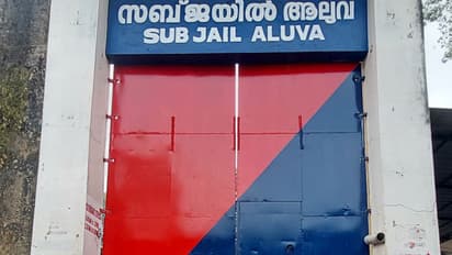 ഭക്ഷണം വിളമ്പുന്നതിനിടെ ബഹളമുണ്ടാക്കി; ചോദ്യം ചെയ്ത ജയിൽ ഉദ്യോഗസ്ഥനെ ലഹരി കേസിലെ പ്രതികള് വളഞ്ഞിട്ട് തല്ലി