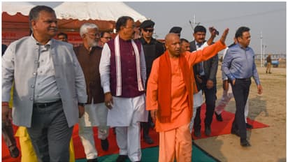 CM Yogi visits Netra Kumbh, lauds doctors and organizers for their dedication