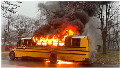 തീ ആളിപ്പടർന്ന സ്കൂൾ ബസില് നിന്നും 15 കുട്ടികളെ അത്ഭുതകരമായി രക്ഷപ്പെടുത്തി ഡ്രൈവർ; സംഭവം യുഎസില്