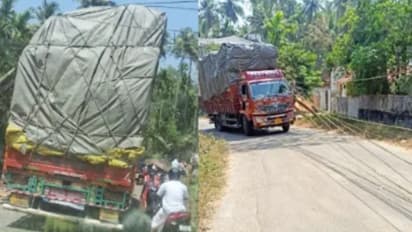 കോഴിക്കോട് ഫുൾ ലോഡ് ലോറിയെ വലിഞ്ഞുമുറുക്കി ഇലക്ട്രിക് പോസ്റ്റിലെ കേബിൾ, മുന്നോട്ടെടുത്തതും പൊട്ടിവീണു!